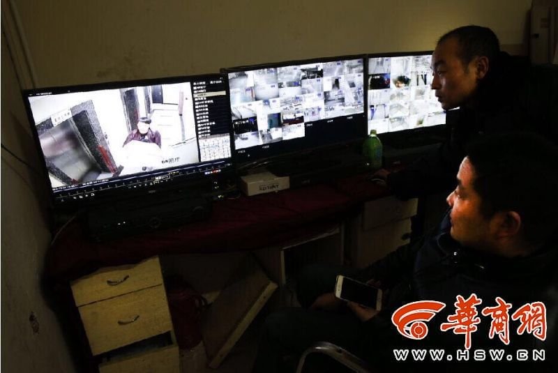 西安一小偷將保險(xiǎn)箱包在被子里離開 過程僅15分鐘