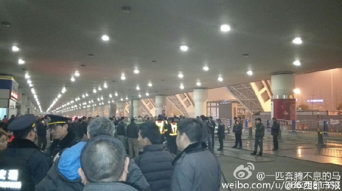 據(jù)現(xiàn)場(chǎng)網(wǎng)友表示：交警和出租車司機(jī)吵了起來(lái)。