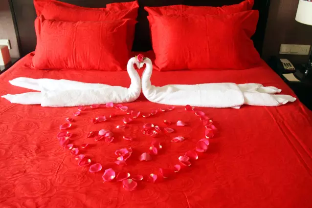 情人節(jié)最溫暖告白！84歲老人包下整樓示愛老伴