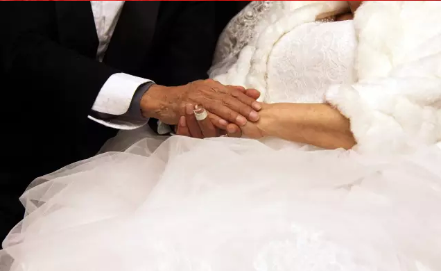 情人節(jié)最溫暖告白！84歲老人包下整樓示愛老伴