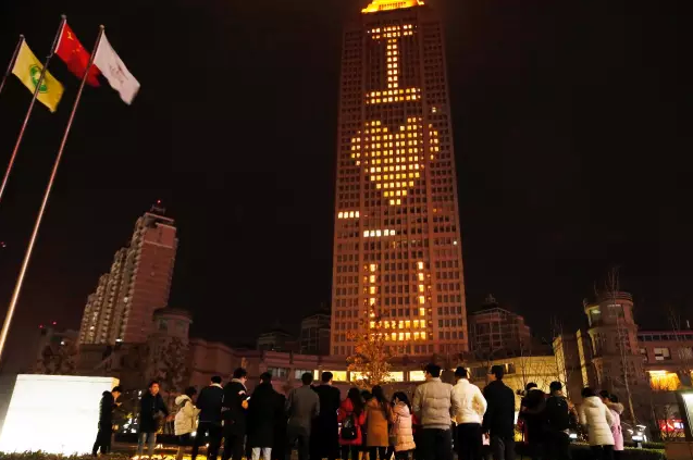 情人節(jié)最溫暖告白！84歲老人包下整樓示愛老伴