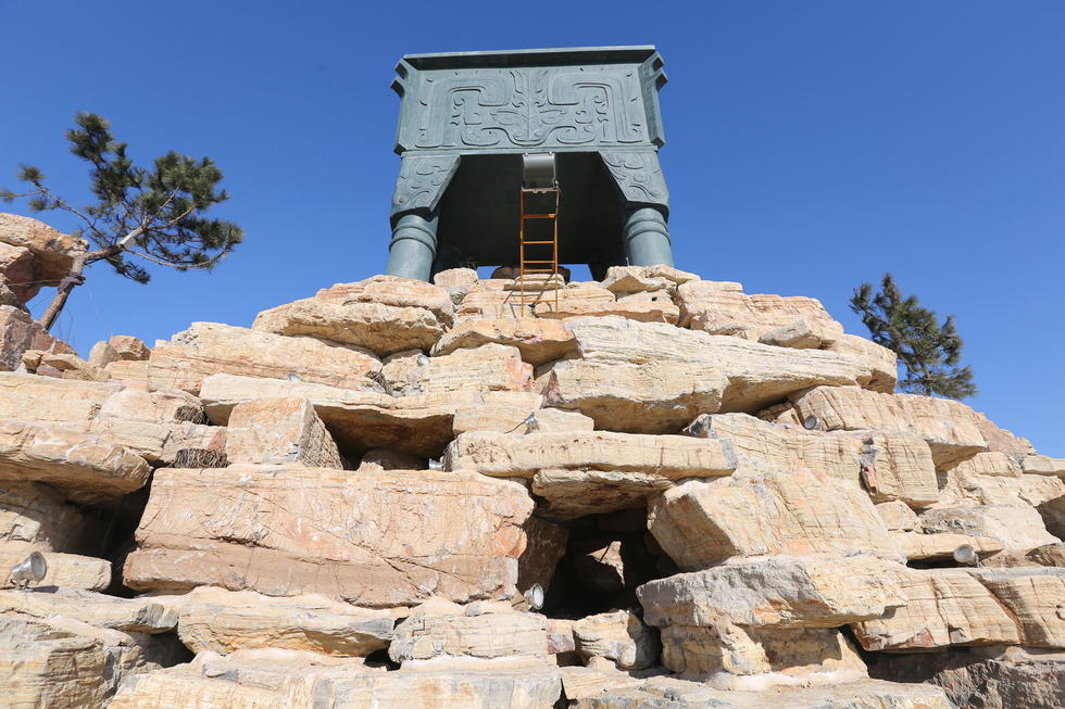 鄭州河邊建十米高銅鼎無防護 網(wǎng)友:不怕淹了？