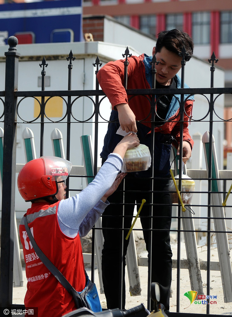 藝校實(shí)行封閉管理 學(xué)生“跨欄”買飯