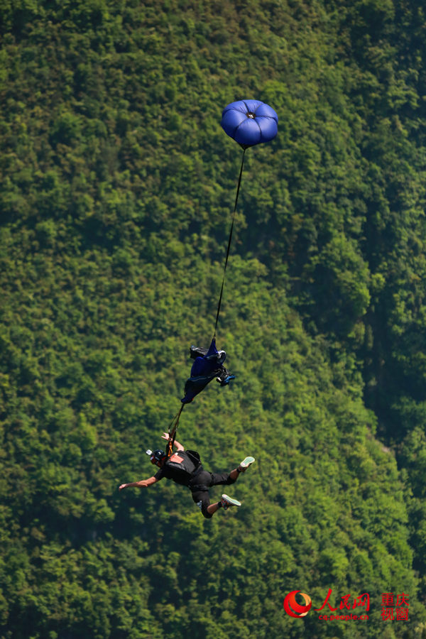 28日，2016世界低空跳傘大賽在重慶云陽龍缸景區(qū)正式開賽。圖為選手角逐中。劉政寧 攝