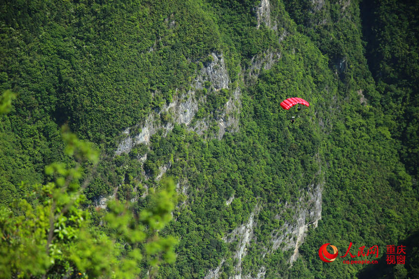 28日，2016世界低空跳傘大賽在重慶云陽龍缸景區(qū)正式開賽。圖為選手角逐中。劉政寧 攝