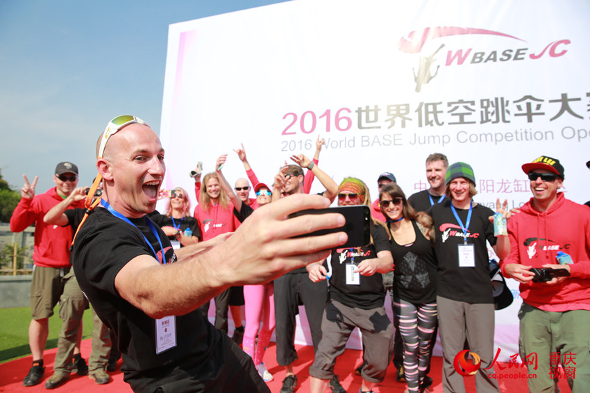 28日，2016世界低空跳傘大賽在重慶云陽龍缸景區(qū)正式開賽。圖為選手角逐中。劉政寧 攝