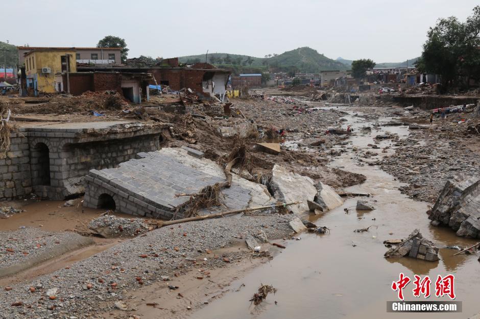 圖為都里鎮(zhèn)被洪水沖斷的橋梁。