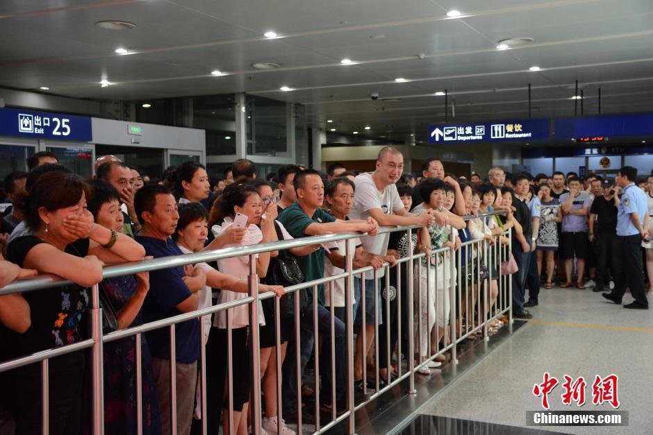 當(dāng)日18時許，前來接機的家屬陸續(xù)來到大連機場，等候著其他親屬帶著親人骨灰“回家”。