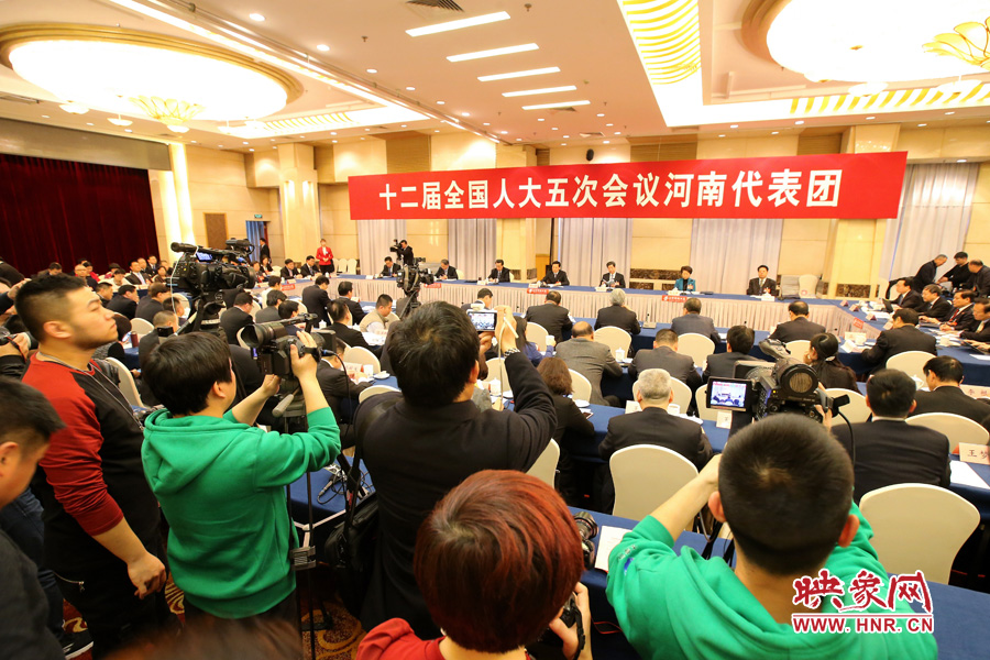 記者擠滿了媒體區(qū)，前來聽取河南“聲音”