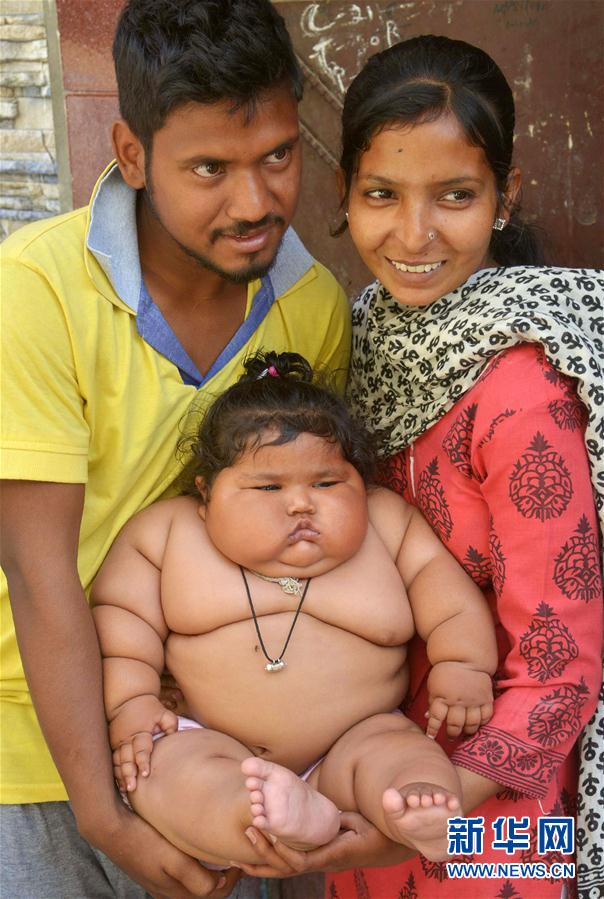 4月17日，在印度阿姆利則，女孩查哈特（中）和父母在家中。