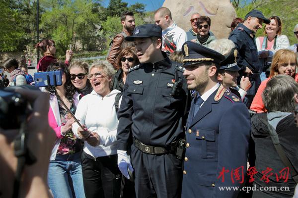 游客與聯(lián)合巡邏的中意警察合影。本網(wǎng)記者 陳路坤 攝