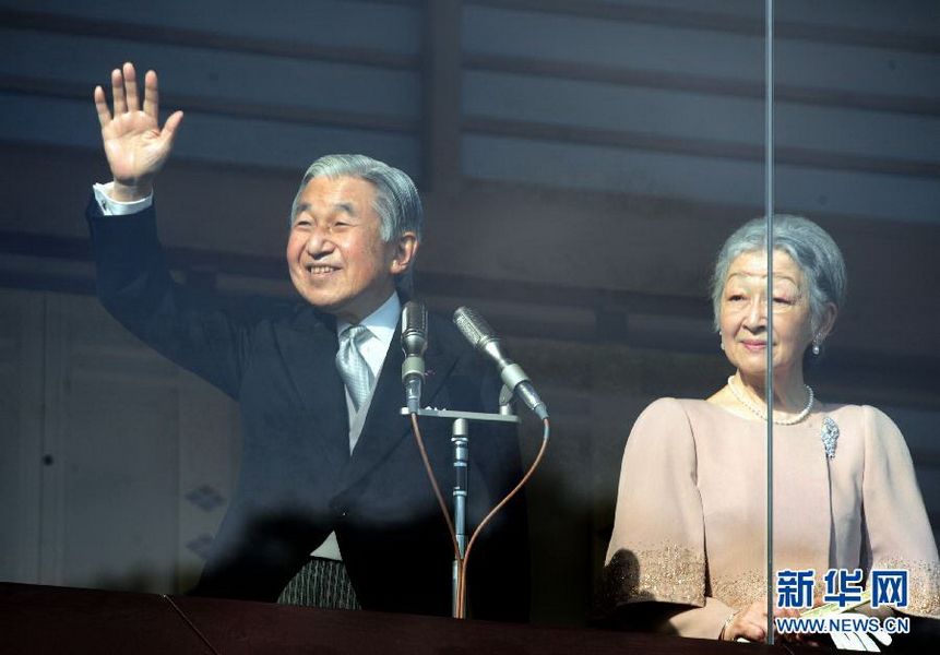 當(dāng)?shù)貢r間12月23日，在位于日本東京的皇宮，日本明仁天皇向民眾致意。