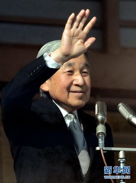 當(dāng)?shù)貢r間12月23日，在位于日本東京的皇宮，日本明仁天皇向民眾致意。