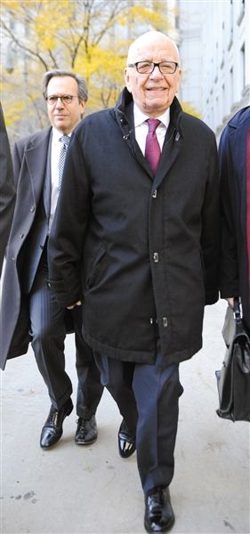 20日，默多克走出法庭。