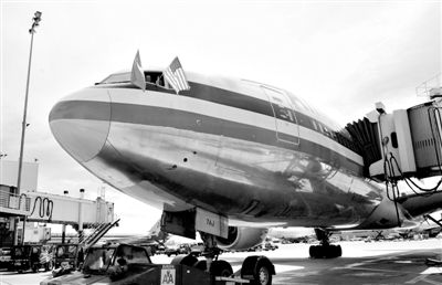 2011年4月5日，美國航空公司為洛杉磯至上海首條直飛航線的開通舉行剪彩儀式。目前，美國航空、美國聯(lián)合航空和達美航空已經向中國提交了飛行計劃。