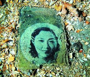 一名年輕女子的照片，很可能是當(dāng)年士兵的家人。