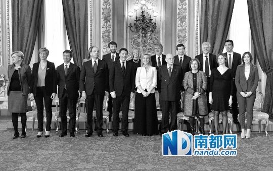 2月22日，在意大利羅馬總統(tǒng)府，新任總理馬泰奧·倫齊(前左五)與總統(tǒng)納波利塔諾(前右四)及新內(nèi)閣成員