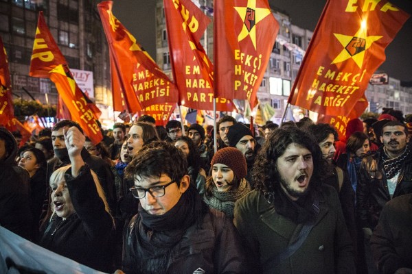 當(dāng)?shù)貢r間2014年2月25日，土耳其伊斯坦布爾，總理涉腐錄音引發(fā)全國抗議，要求本屆政府下臺。