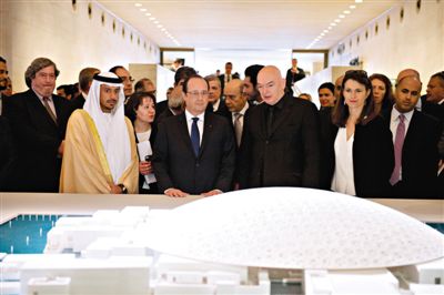 4月29日，法國總統(tǒng)奧朗德（中）和阿布扎比文化遺產(chǎn)委員會主席蘇爾坦親王（左）一起觀看“阿布扎比盧浮宮”建筑模型。盧浮宮計劃打造“阿布扎比盧浮宮”，以推廣法國文化。