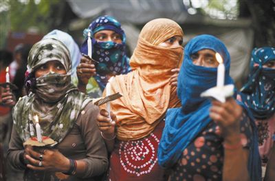 5月31日，新德里，印度民眾舉行紀(jì)念儀式，悼念在強(qiáng)奸案中遇害的兩名少女。