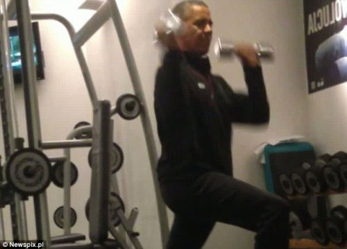奧巴馬安?，F(xiàn)漏洞舉啞鈴健身時遭偷拍（組圖）（5）