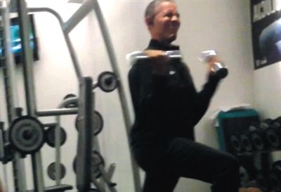 奧巴馬舉啞鈴時“不注意形象的表情”。