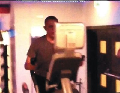 酒店健身中心，橢圓機上鍛煉的奧巴馬。