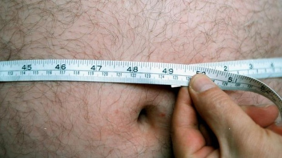 男子太胖死后停尸柜裝不下被殯儀館放車內過夜