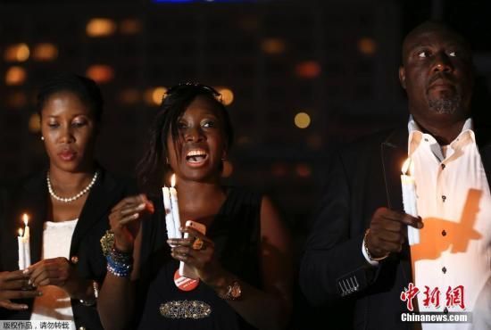 　資料圖：當(dāng)?shù)貢r(shí)間2014年8月26日，尼日利亞阿布賈，民眾舉行“帶回我們的女孩”活動(dòng)為埃博拉病毒感