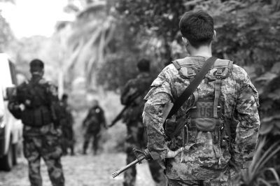 2009年12月13日，在菲律賓南阿古桑省，菲律賓安全部隊人員在一處現(xiàn)場警戒。圖/CFP