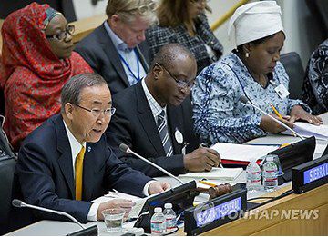 為應(yīng)對埃博拉疫情，秘書長潘基文主持召開高級別會議。