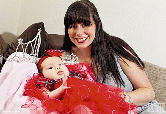 柯林斯在女兒盧娜6個月大時，便讓女兒參加選美。