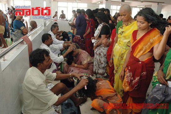 亮瞎眼！印寺廟朝圣日每天為2萬(wàn)人剃光頭