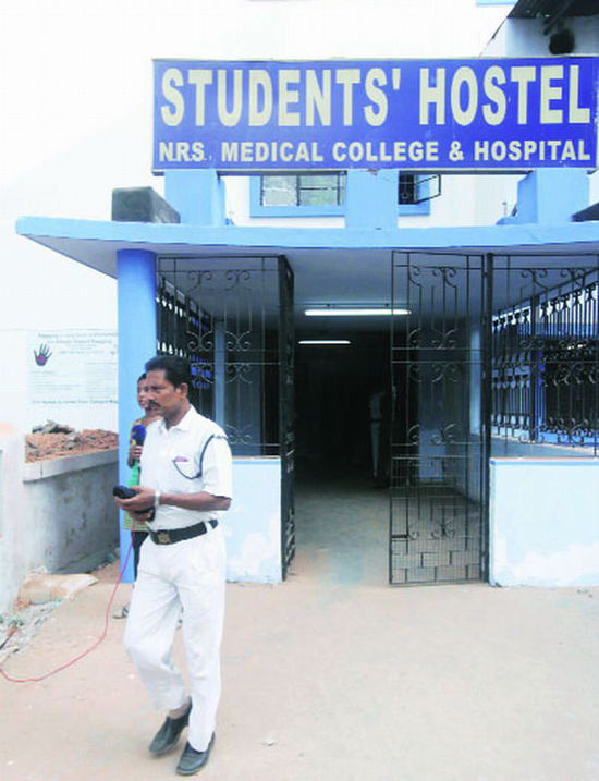 印度青年偷手機(jī)被學(xué)生暴打割下體(圖)