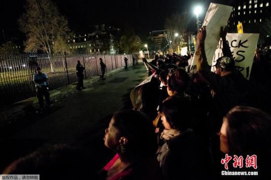美國(guó)白宮前擠滿了抗議槍殺黑人青年的白人警察免遭起訴案件的美國(guó)民眾。