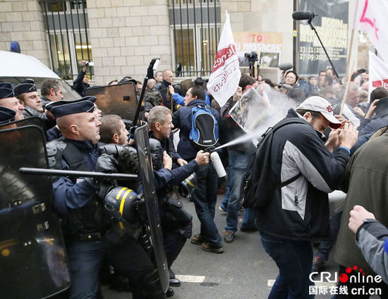 　　當(dāng)?shù)貢r(shí)間2014年11月27日，法國巴黎，法國農(nóng)民帶綿羊在埃菲爾鐵塔附近抗議，要求環(huán)保部門采取有效措施解決狼群襲擊羊群問題?！D片來源：TRICK KOVARIK/CFP