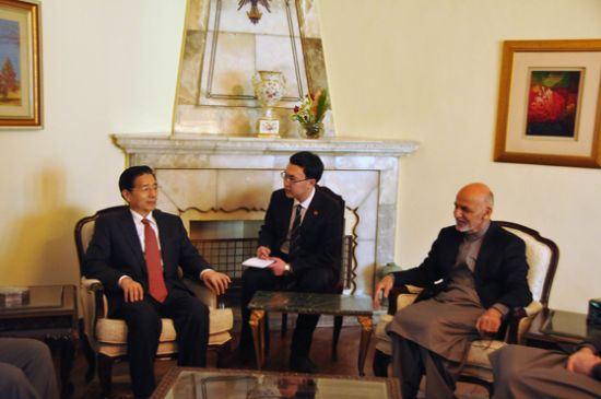 　11月30日，阿富汗總統(tǒng)加尼在首都喀布爾會見到訪的中國國務(wù)委員郭聲琨。