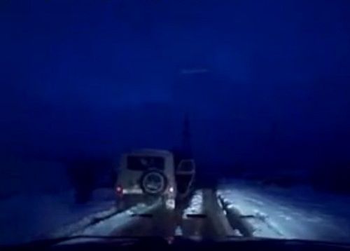 　　警察成功打開可疑汽車的車門并登上汽車，司機(jī)見狀立即停車及棄車逃走，警察則下車?yán)^續(xù)追捕司機(jī)。