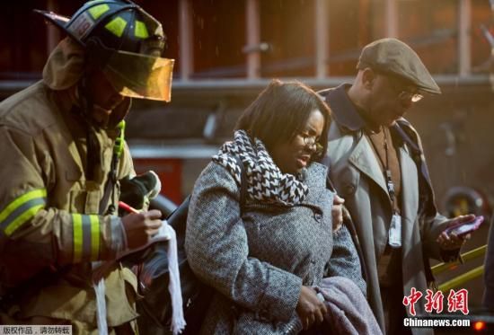 當(dāng)?shù)貢r(shí)間1月12日，美國(guó)華盛頓市中心朗方廣場(chǎng)站突然冒出濃煙，事件導(dǎo)致一名女性喪生。