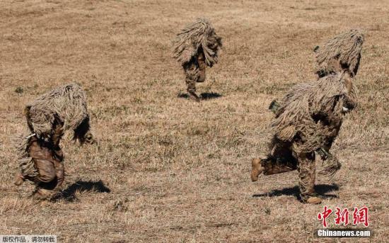 資料圖：當?shù)貢r間2015年1月11日，日本船橋市，日本自衛(wèi)隊進行新年軍演，大約500名軍人和24架飛機參與了本次演習。 視頻：日本敲定史上最大規(guī)模國防預算費來源:央視軍事農(nóng)業(yè)