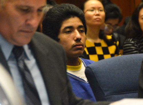 嫌犯卡門（中）在初審法庭上。（僑報(bào)網(wǎng)：圖片由法庭指定攝影師提供）