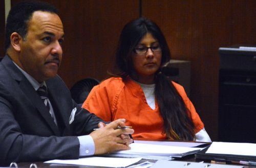 嫌犯卡門（中）在初審法庭上。（僑報(bào)網(wǎng)：圖片由法庭指定攝影師提供）