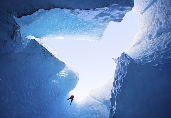 美國探險(xiǎn)家深入冰縫 拍攝冰川內(nèi)部夢(mèng)幻美景(圖)