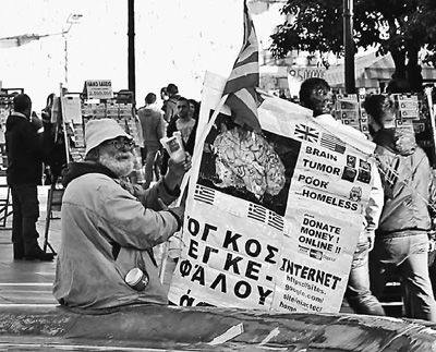 自債務(wù)危機(jī)爆發(fā)以來，希臘承諾實(shí)施以減薪、增稅、裁員和私有化為主要內(nèi)容的緊縮和改革政策。一系列的緊縮措施使民眾生活受到嚴(yán)重影響，約1/4的家庭陷入貧困。圖為今年1月希臘大選期間，在雅典市中心國會大廈前廣場乞討的老人。