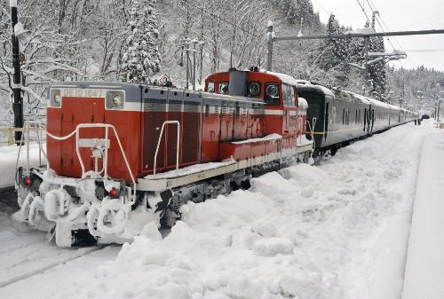 JR一臥鋪特急列車，因大雪在JR奧羽線津輕湯站附近拋錨，約130名乘客不得不在車上過夜。