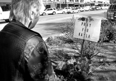 2月10日，美國亞利桑那州，民眾獻(xiàn)花悼念遇難的美國人質(zhì)米勒。圖/東方IC