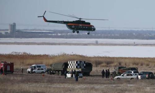 圖片說明：當(dāng)?shù)貢r(shí)間2月11日，一架俄羅斯蘇—24轟炸機(jī)在著陸過程中墜毀，救援人員正在偵察失事區(qū)域。(