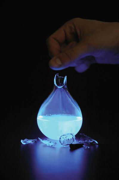 荷蘭藝術(shù)家發(fā)明人血燃料燈，一滴血照亮整間房。圖片來(lái)源：新加坡《聯(lián)合早報(bào)》網(wǎng)站