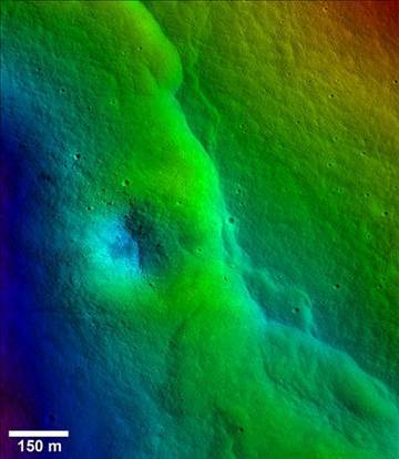 不只月球引力影響地球，科學(xué)家借由月球表面數(shù)千的裂縫推斷，地球引力似乎正對(duì)月球表面造成嚴(yán)重影響