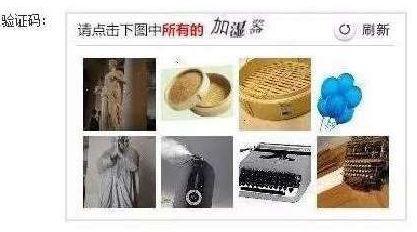 澎湃新聞記者從鐵路上海站了解到，目前窗口售票采用的系統(tǒng)與12306網(wǎng)購不同，購票者通過身份證件的驗證，即可購票。根據(jù)往年經(jīng)驗，每年臘月二十三到二十九的火車票最為緊俏，對應(yīng)的網(wǎng)絡(luò)購票日期為12月4日至10日，春運火車票搶票也進入最白熱化的狀態(tài)。對此，鐵路部門提醒，如果沒能在第一時間買到票，旅客不妨在起售時間30分鐘后、開車前15天和開車前1天三個時間點“撿漏”，可能會有意外的收獲。